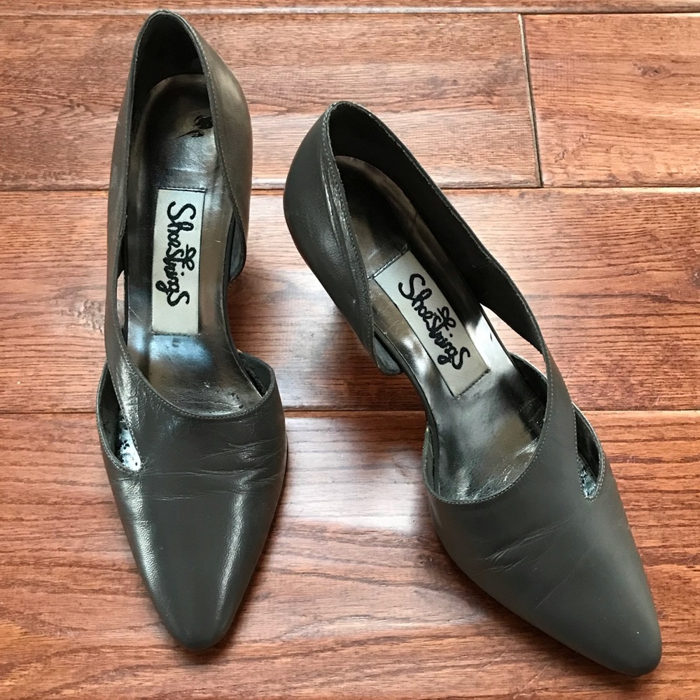 Gray Pointed Toe Leather Pumps with cutout
